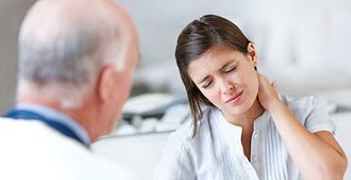 een patiënt met cervicale osteochondrose op afspraak van een arts