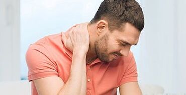 pijn in de nek van een man met cervicale osteochondrose