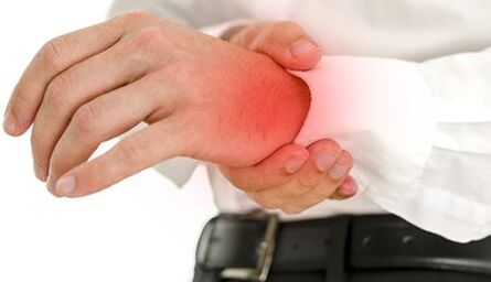 pijn in het polsgewricht met artritis en artrose
