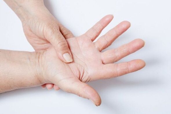 Gevoelloosheid van de handen is een van de symptomen van lumbale osteochondrose
