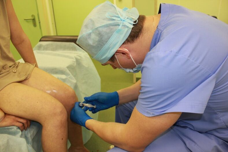 Injectie in het kniegewricht