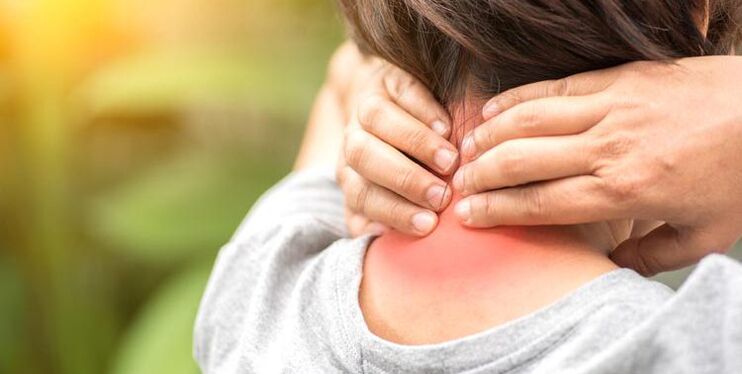 pijn in de cervicale wervelkolom van een vrouw